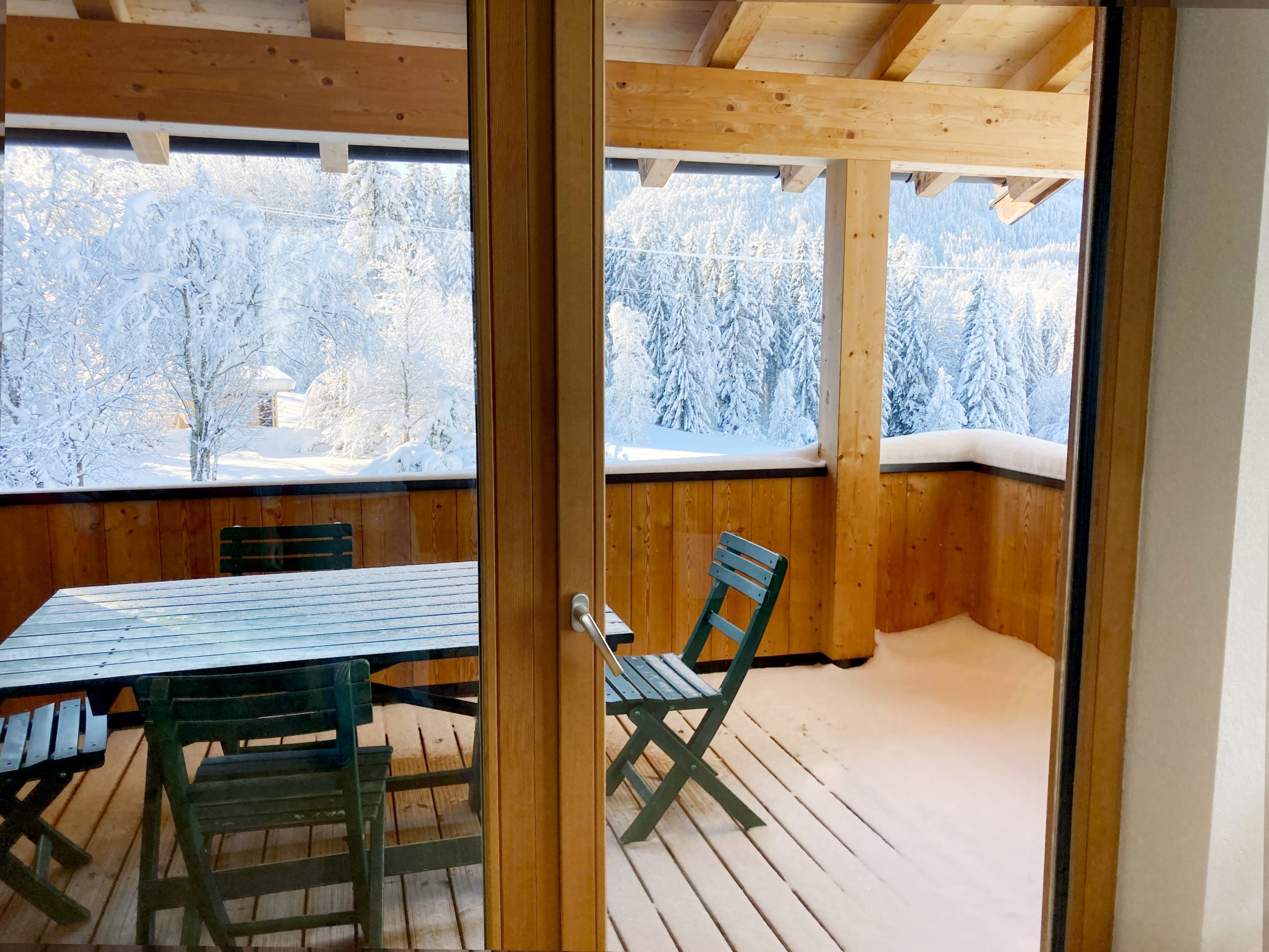 Terrasse mit Neuschnee
